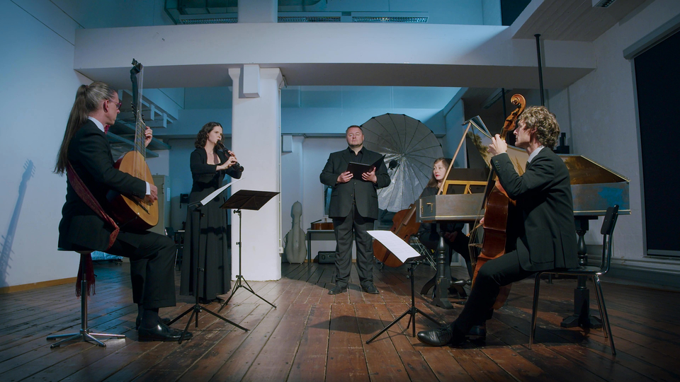 Ein Bild, das das Ensemble La Ninfea beim Musizieren des Arrangementes zum Lied "Ach bittrer Winter" zeigt. Auf dem Bild sind Simon Linné (Theorbe), Barbara Heindlmeier (Blockflöte), Christian Heim (Viola da Gamba), Mira Lange (Cembalo) und der Tenor Mirko Ludwig zu sehen.
