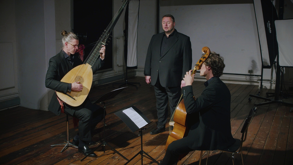 Ein Bild, das das Ensemble La Ninfea beim musizieren der "Air sérieux L'Hyver" von Monseur Bouvard zeigt. Tenor (Mirko Ludwig), Viola da Gamba (Christian Heim), Theorbe (Simon Linné) 